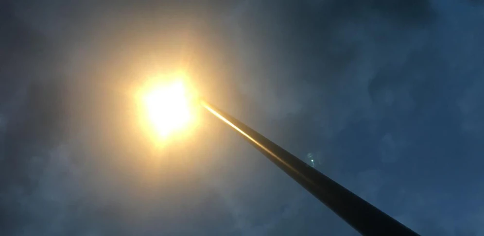 Schön wenn sie noch brennt: Straßenlaterne