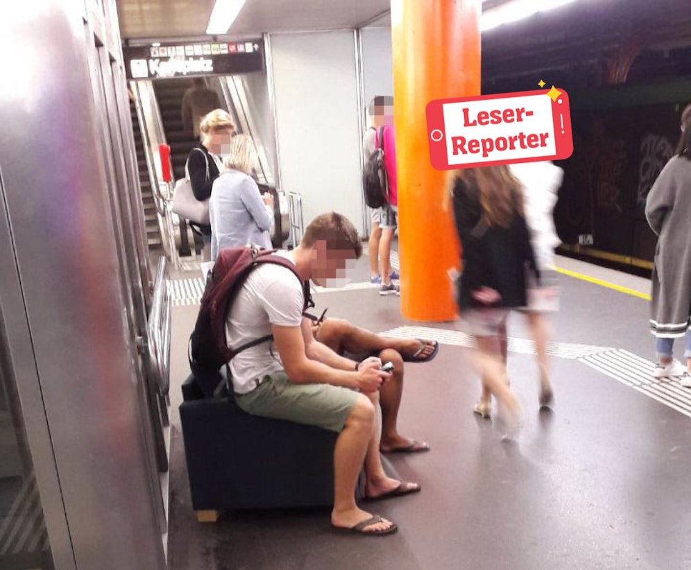 Die Herrschaften machten es sich auf ihrem Sofa gemütlich. 