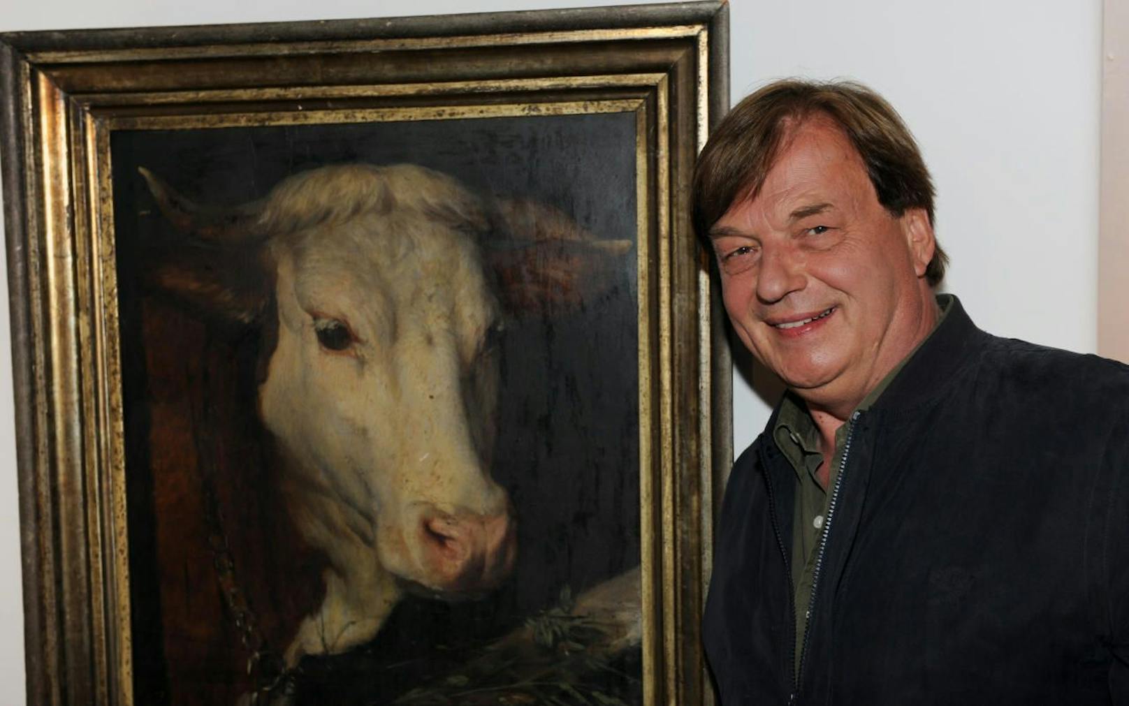 Gut Aiderbichl-Chef Michael Aufhauser mit einem Bild seines Medienstars 2011