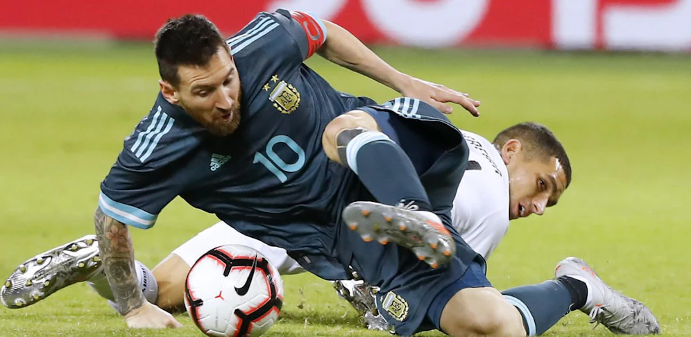 Lionel Messi im Zweikampf mit Lucas Torreira.