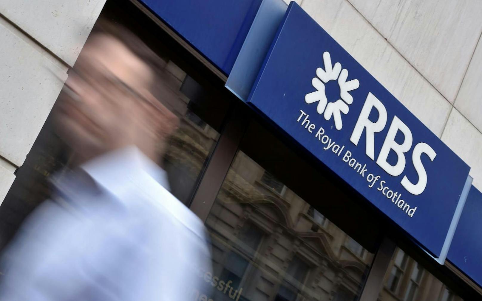 Ein Passant geht an einer Filiale der Royal Bank of Scotland (RBS) in London vorbei. Archivbild.