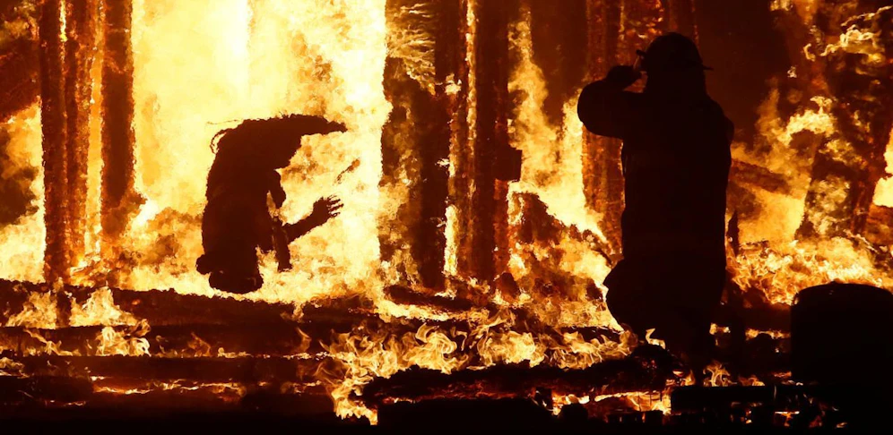 Rätselraten um den Vorfall: Der Mann rang Feuerwehrleute und Sicherheitspersonal nieder und sprang in die Flammen.