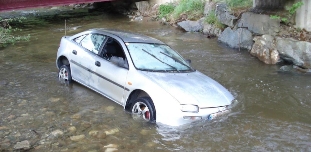 Ein 20-jähriger Einheimischer ging in der Nacht auf Samstag mit seinem Pkw baden.