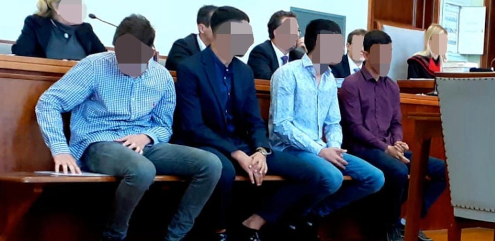 Vier der Angeklagten am Gericht Wr. Neustadt.