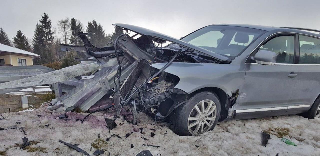 Heute.at - Leitschiene bohrte sich  durch Motor in Auto