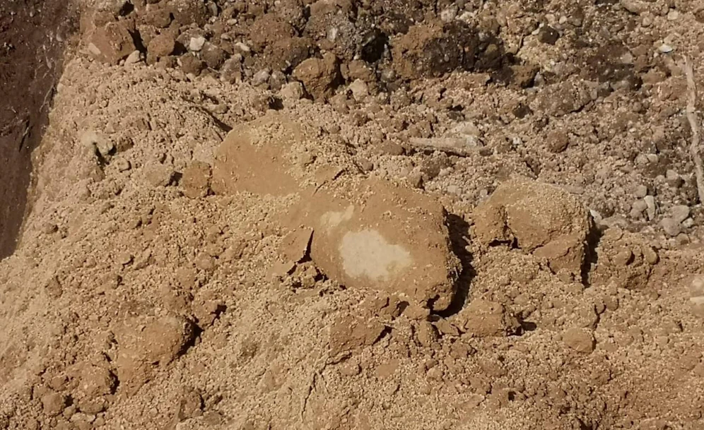 Der Baggerfahrer entdeckte diese Panzergranate.