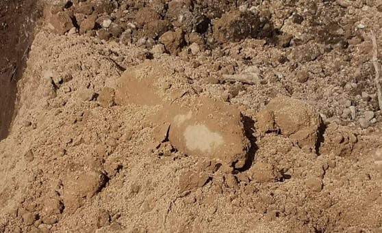Der Baggerfahrer entdeckte diese Panzergranate.
