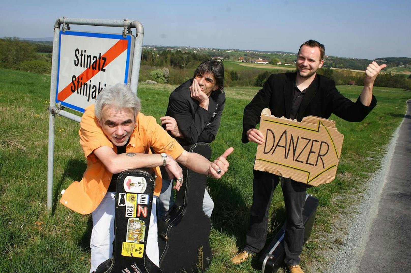 Stipsits, Uli Bäer &amp; Dr. Willi Ganster - eine generationsübergreifende Boygroup zieht mit drei Gitarren als Ehrenschützer des Austropop durch das Land. Ihr Motto: "Von Danzer bis Stinatz".