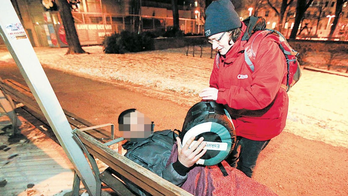 "Gruft"-Chefin Susanne Peter beim Verteilen von Schlafsäcken. "Es ist wichtig, dass die Leute Vertrauen gewinnen und wiederkommen können", sagt sie. 