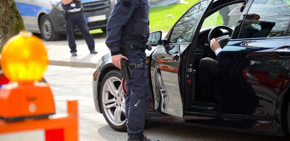 Zwei Polizisten stellten den Dieb.