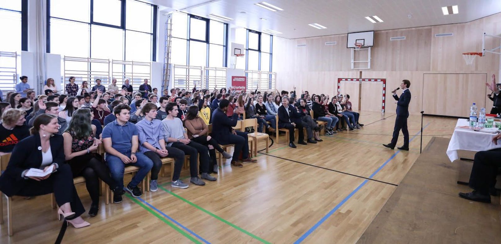 Kurz diskutiert mit Innsbrucker Schülern