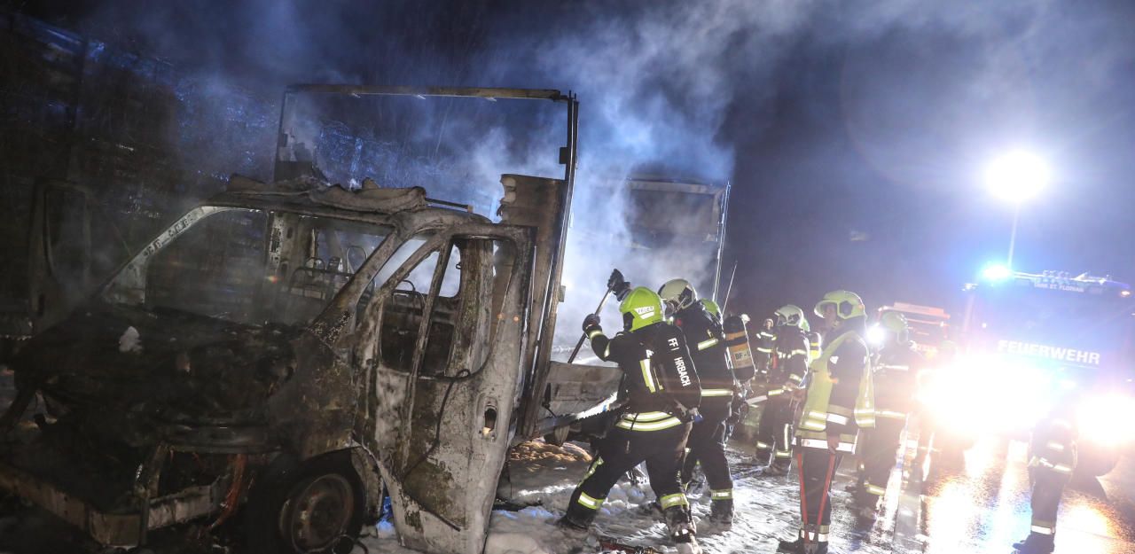 Heute.at - Lkw fängt plötzlich Feuer, brennt auf A1 völlig aus