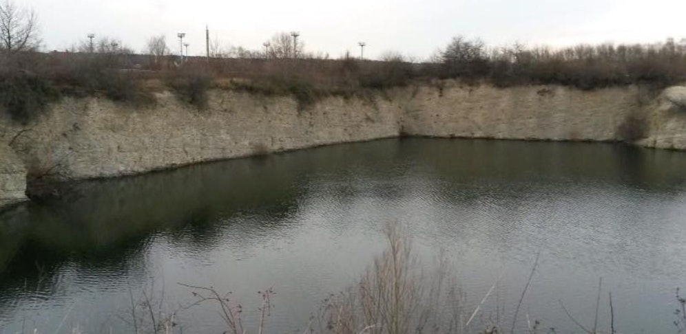 Der 18-Jährige stürzte von der Klippe in den Bruchsee