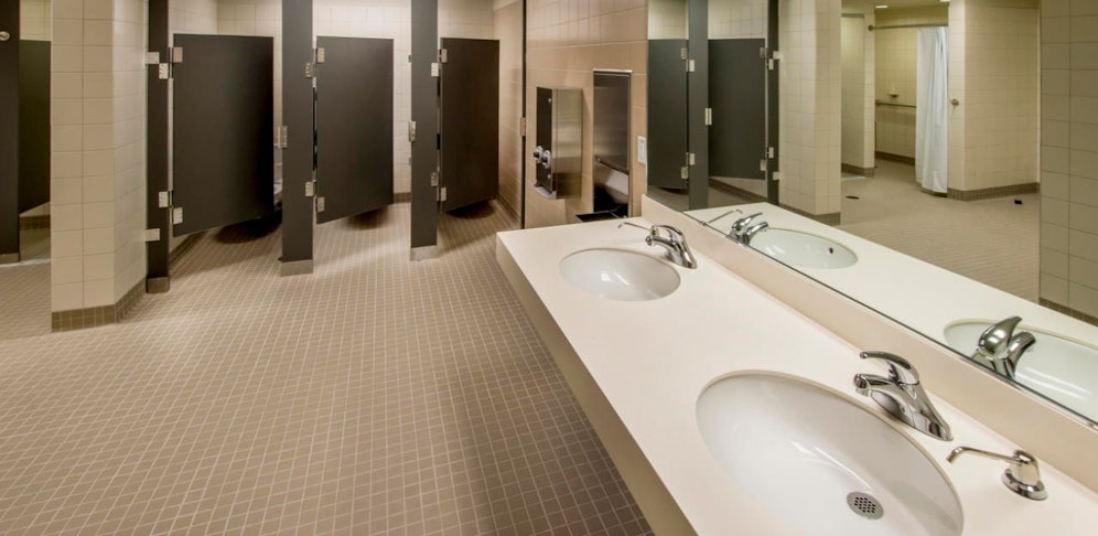 Die Reinigungskraft fand den nackten Mann auf der Mädchen-Toilette einer Schule (Symbolbild)