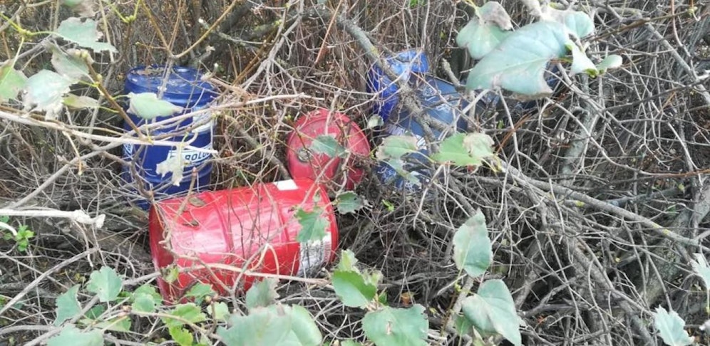 Die Fässer wurden einfach ins Geäst geworfen. 