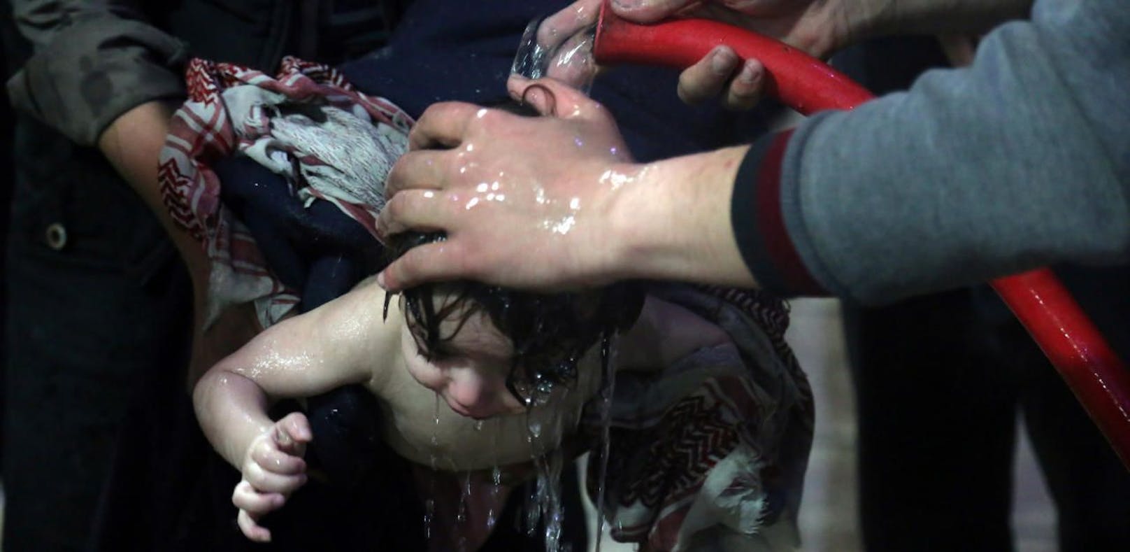 Ein Kleinkind wird in einem Spital in Ost-Ghouta, einem Vorort von Damaskus, mit Wasser gegen einen mutmaßlichen Giftgasangriff behandelt.