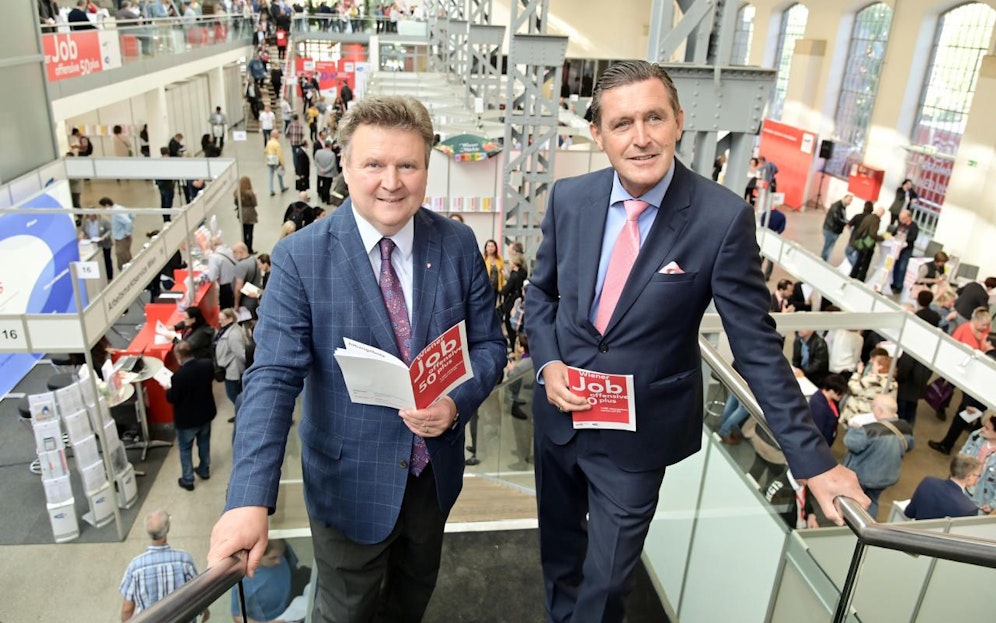 Über das große Interesse an der Auftaktveranstaltung zur Joboffensive 50plus freuten sich auch (v.l.n.r.) Bürgermeister Michael Ludwig und Wirtschaftsstadtrat Peter Hanke (beide SPÖ).  Der Andrang zeige, dass die Offensive von den Wienern gerne angenommen werde. 