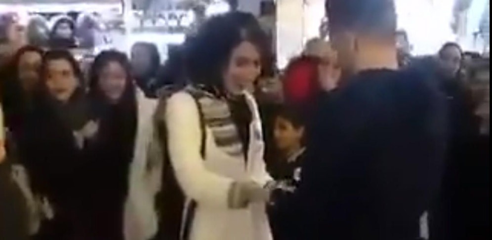 Der Heiratsantrag dieses Paares brachte ihnen eine Festnahme ein.