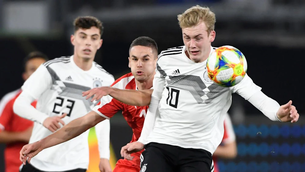 Deutschlands Brandt (r.) im Duell mit Serbiens Gacinovic