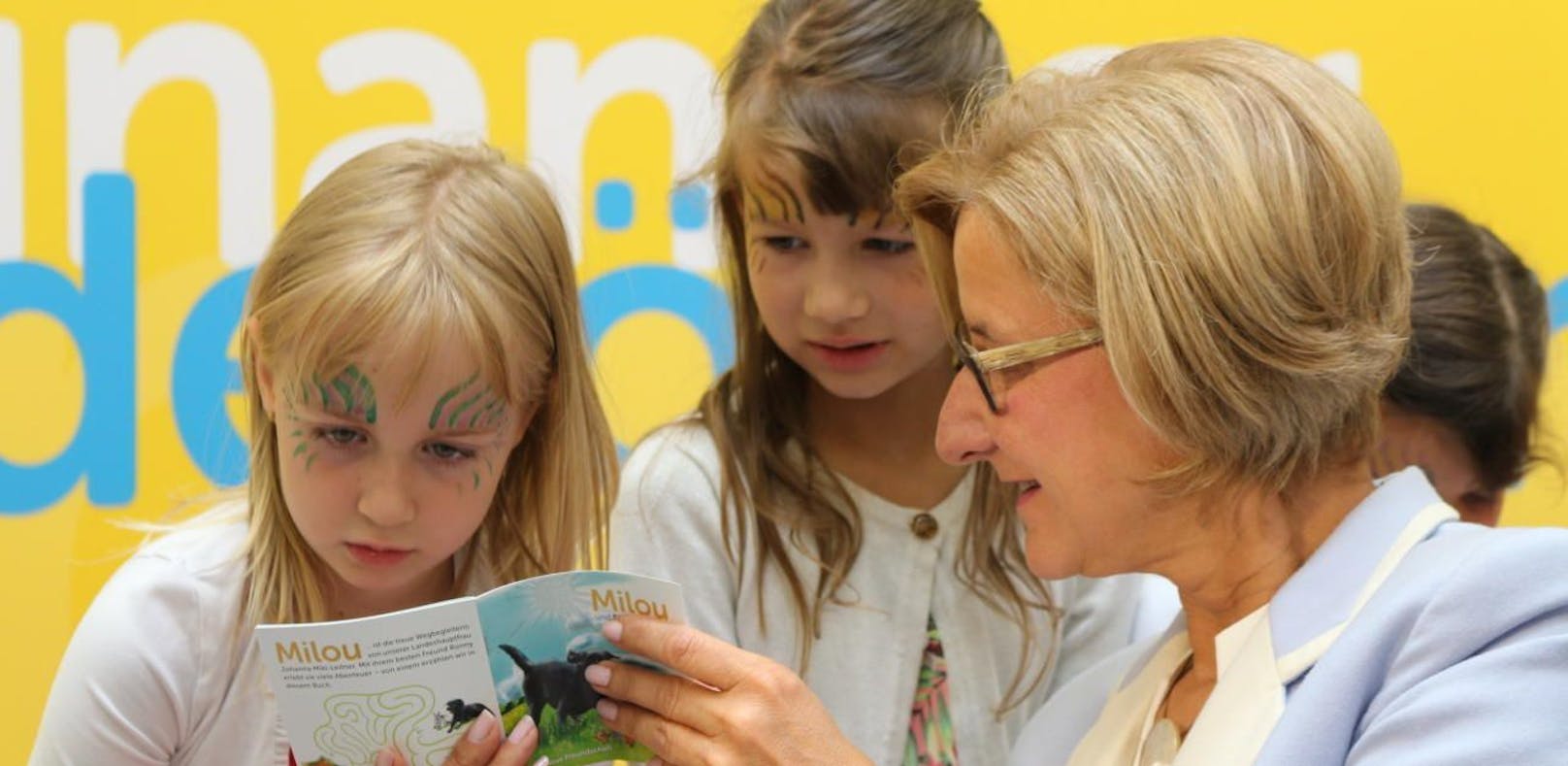 Johanna Mikl-Leitner mit Kids und dem neuen Kinderbuch.
