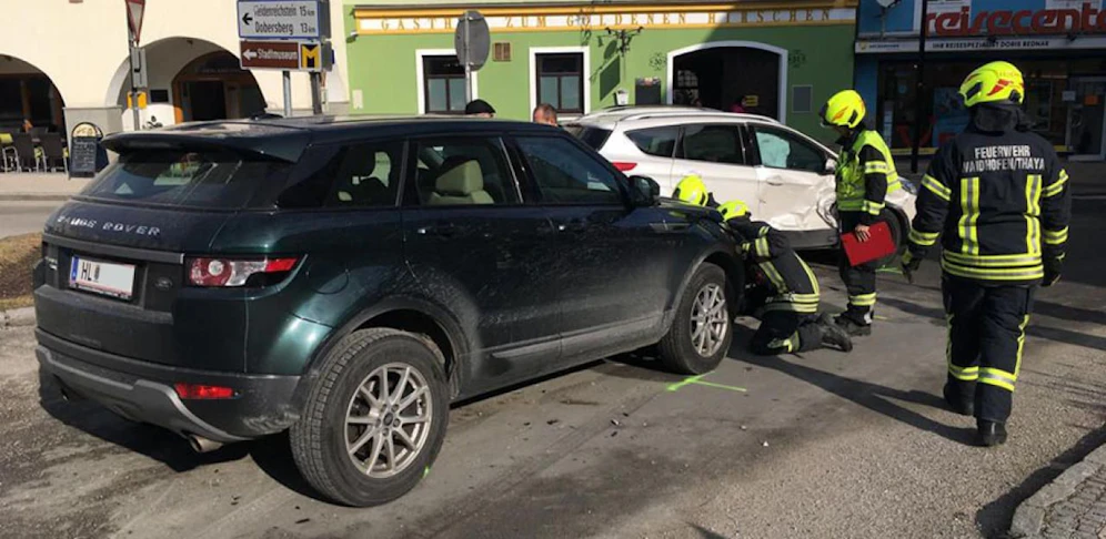 Die Feuerwehr bei den Bergungsarbeiten.
