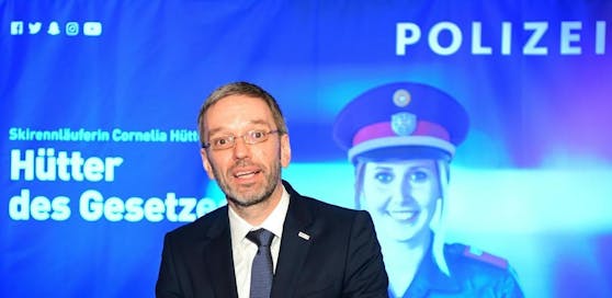 Innenminister Herbert Kickl (FPÖ) erklärt in einem Brief an tausende Polizisten, dass es mit ihm keine Einsparungen bei Polizeibeamten geben werde.