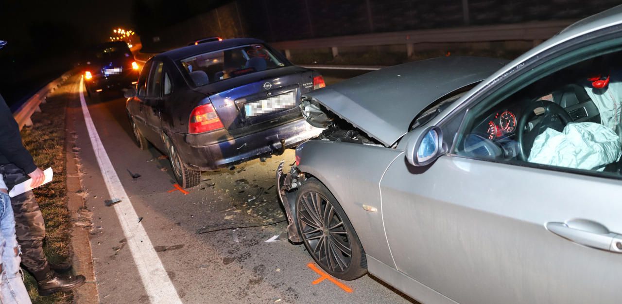 Heute.at - Auto-Rambo will zwischen zwei Pkw durch: Crash!