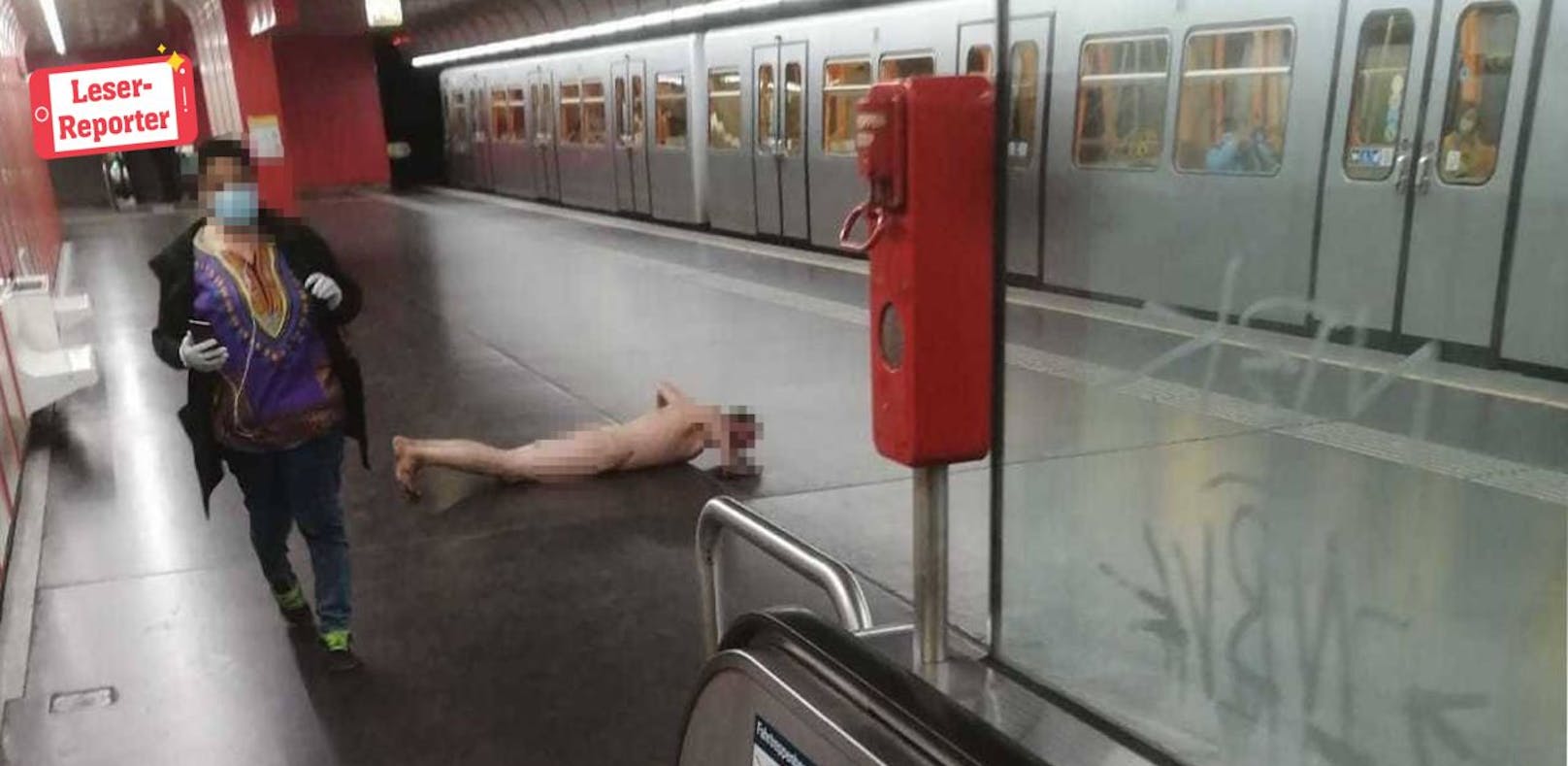 Ein nackter Mann machte Liegestütz im U-Bahn-Bereich.