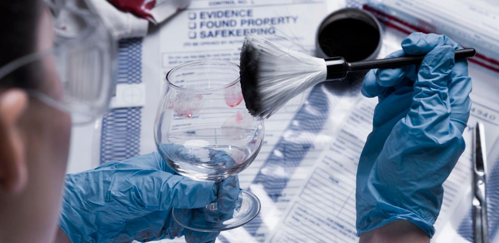 Ein Fingerabdruck auf einem Wasserglas konnte neu ausgewertet werden.