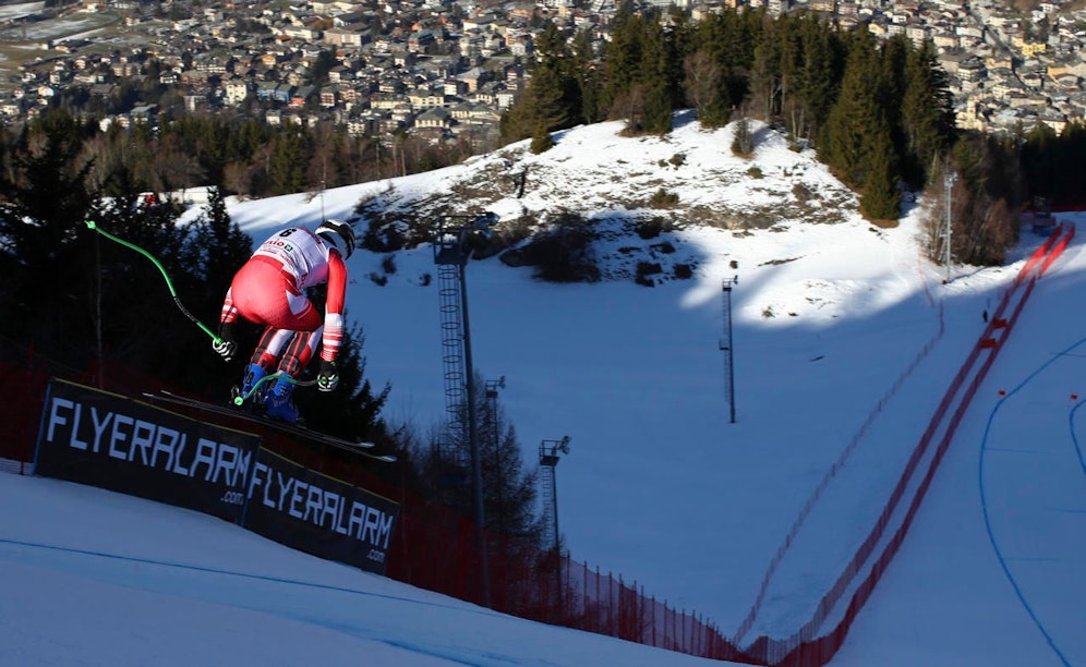 Matthias Mayer fliegt über die Stelvio. 
