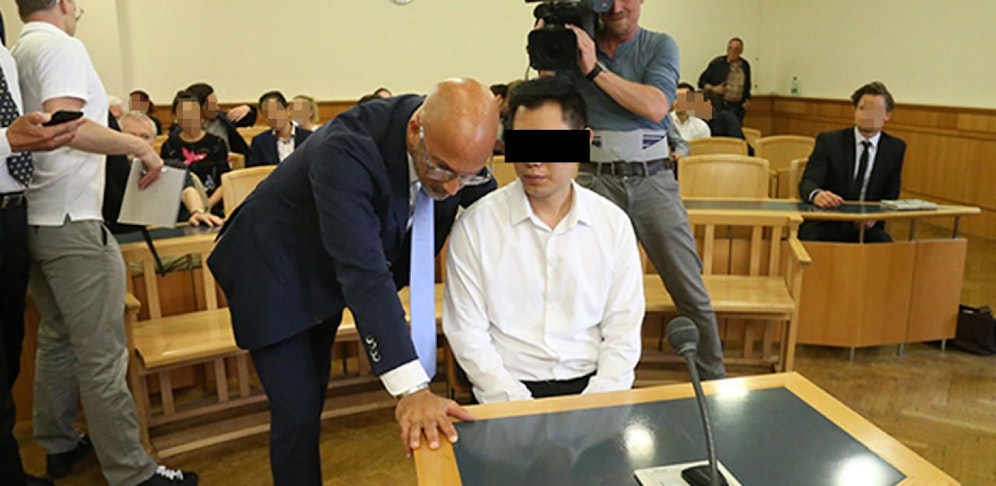 Der Angeklagte Sun W. (36) mit Anwalt Nikolaus Rust im Wiener Landesgericht.