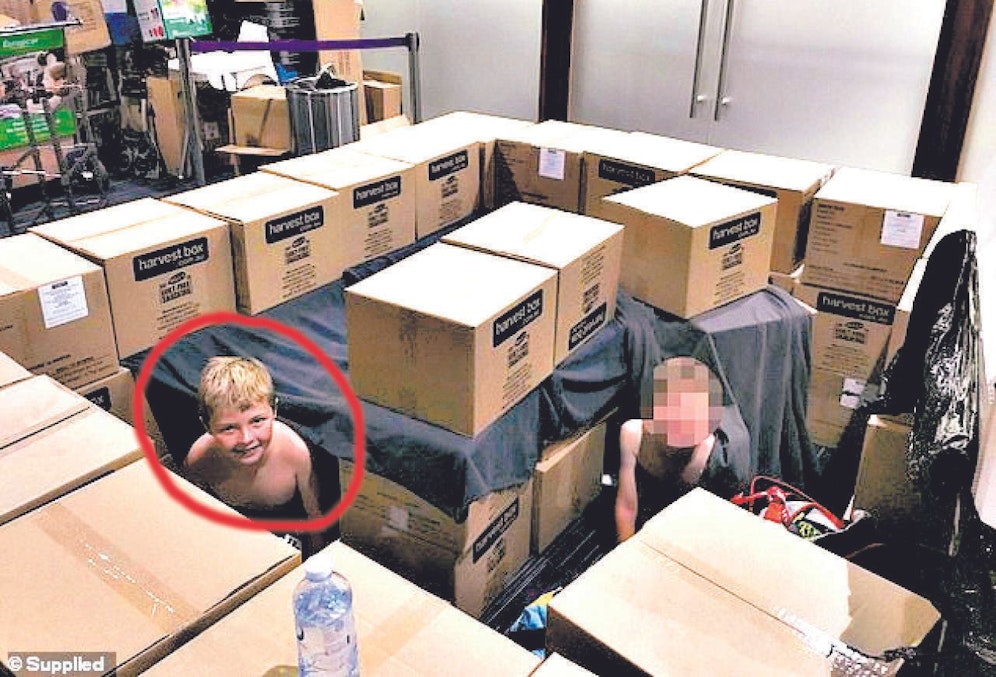 John (9) schlief zwischen Kartons.