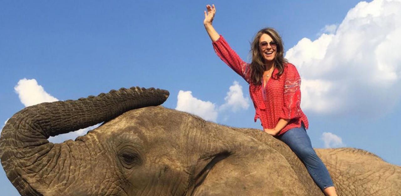 Heute.at - Hier reitet Liz Hurley auf ihrem Co-Star