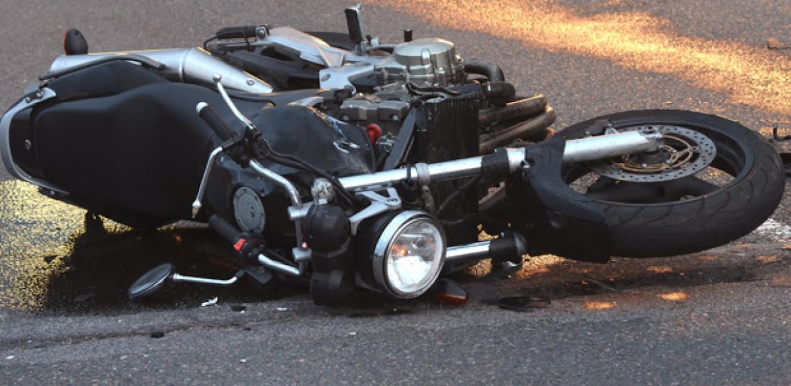 Motorradfahrerin kollidiert mit Pkw und stirbt