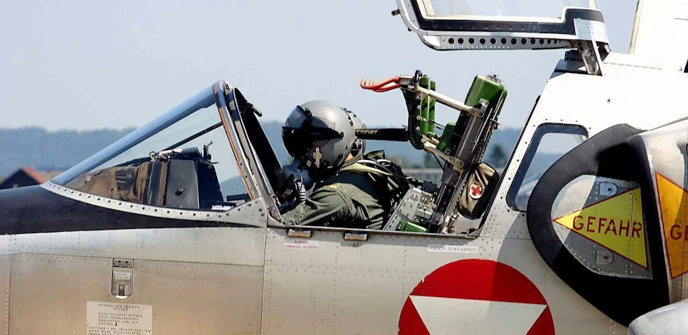 Im Bild: ein Pilot der Luftwaffe im Cockpit einer Saab 105.
