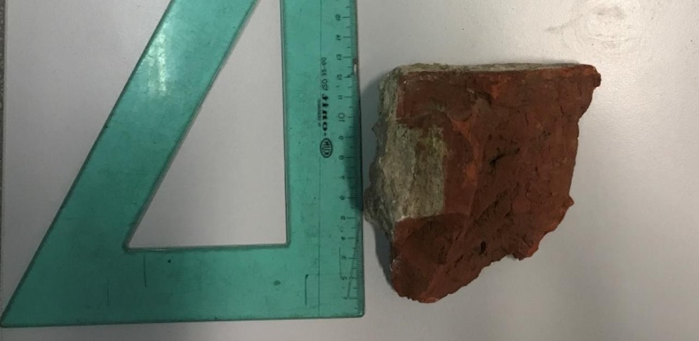 Ein Stein wurde zur Waffe umfunktioniert.