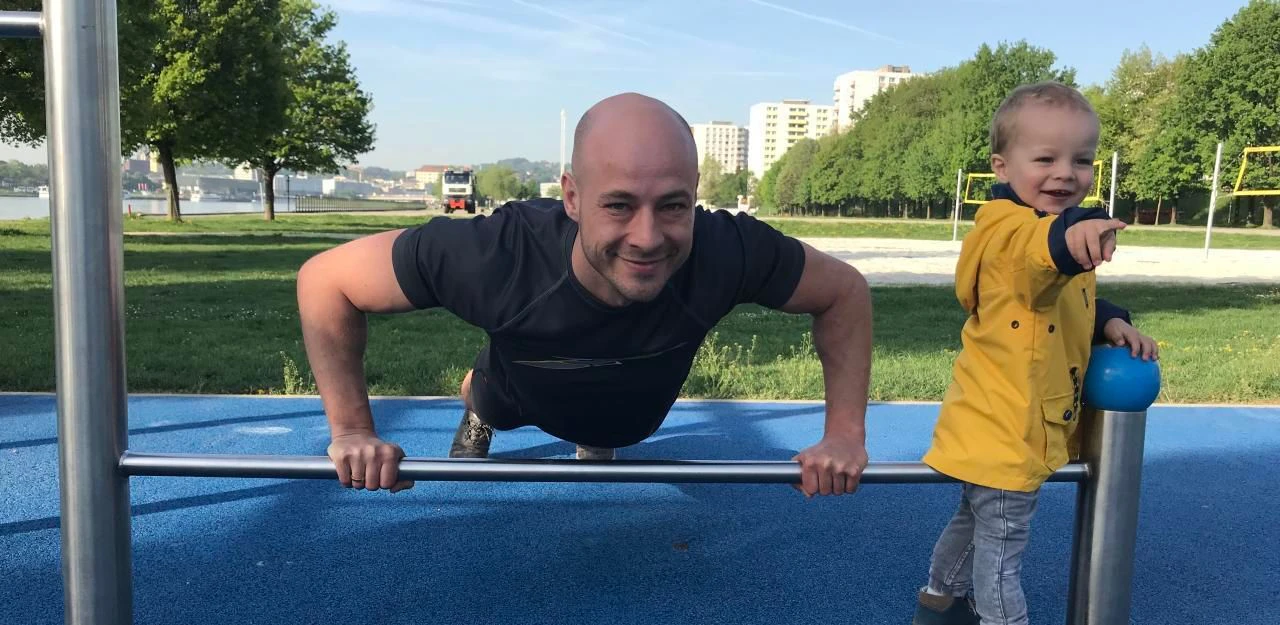 Martin Hajart (im Bild mit Sohn Matthias), ÖVP-Klubchef und selbst Sportler, fordert von der Stadt eine neue Sportstrategie.