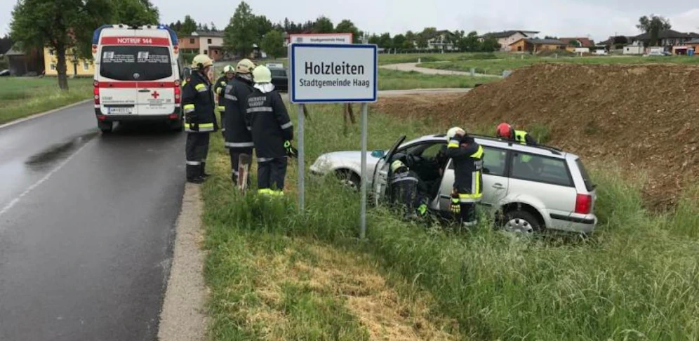 Schwerer Verkehrsunfall in Hausleiten forderte drei Verletzte.