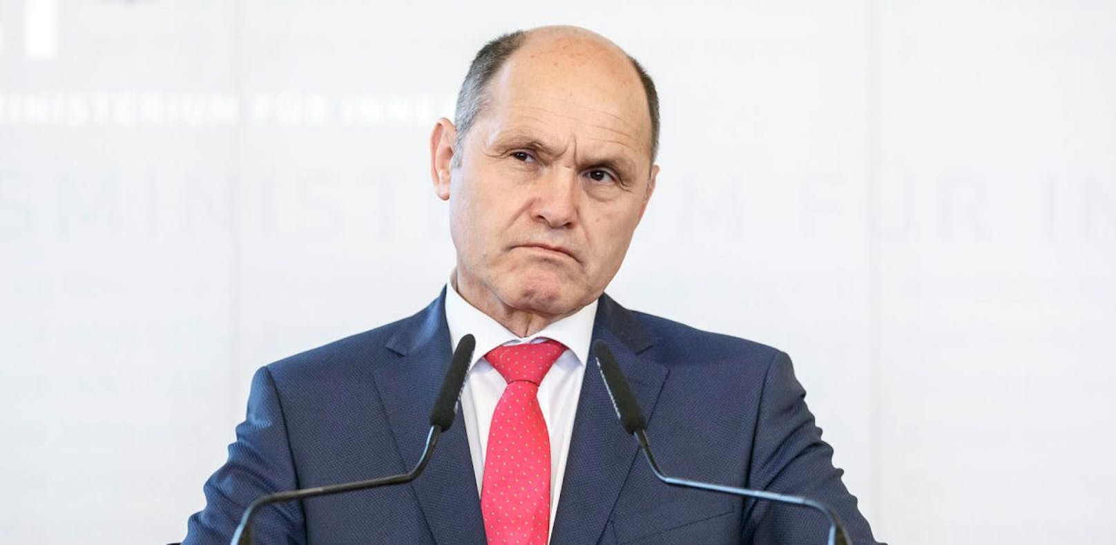 ÖVP-Innenminister Wolfgang Sobotka ist aus fast allen Parteien unter Beschuss.