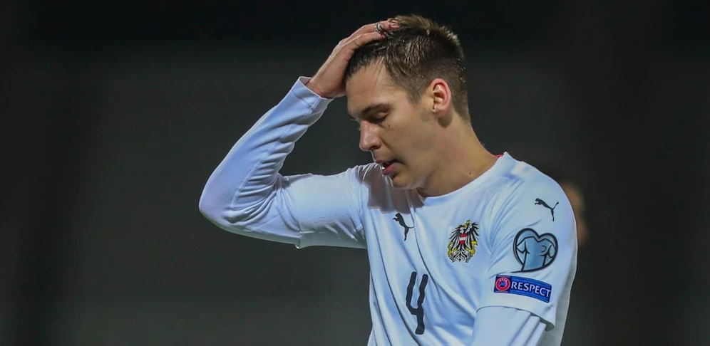 Maximilian Wöber streift nach dem 0:1 enttäuscht über den Platz in Riga.