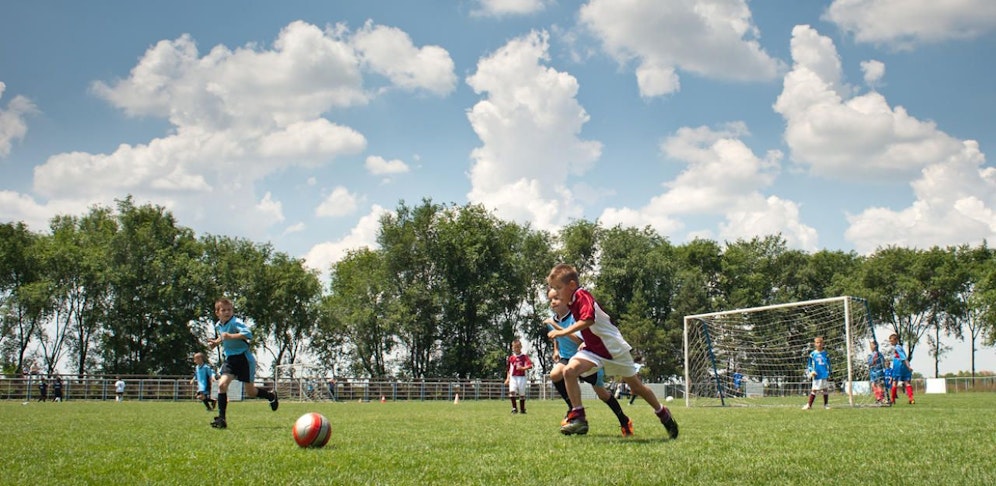 Die Kinder spielten gerade Fußball, als sie in Streit gerieten.