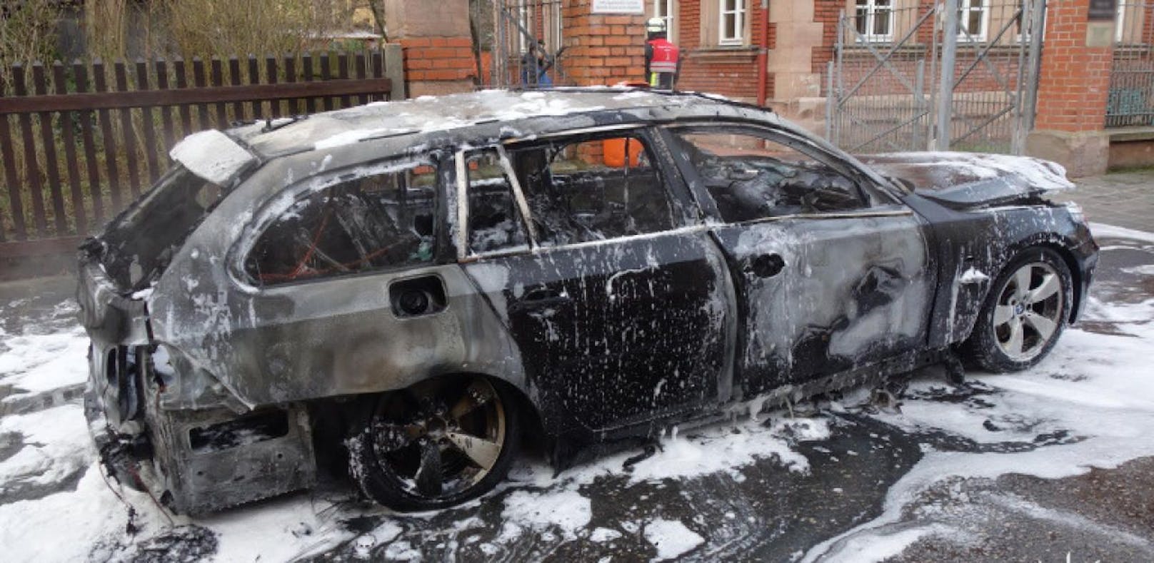 Die Polizei Mittelfranken veröffentlichte ein Foto des völlig ausgebrannten BMW.