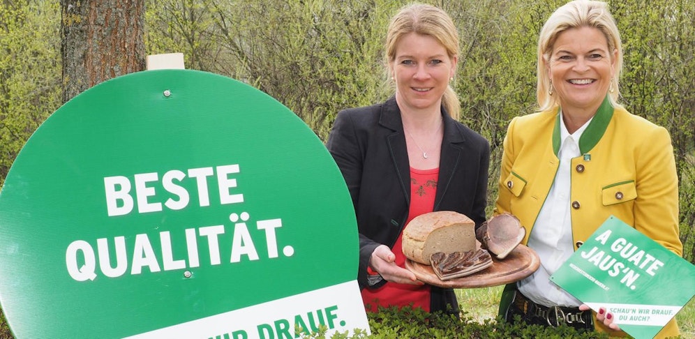 Mit der Hofjause 2018 laden Niederösterreichs Landesbäuerin Irene Neumann-Hartberger und Bauernbunddirektorin Klaudia Tanner (r.)  die Konsumentinnen und Konsumenten zum Genuss regionaler Spezialitäten ein.  