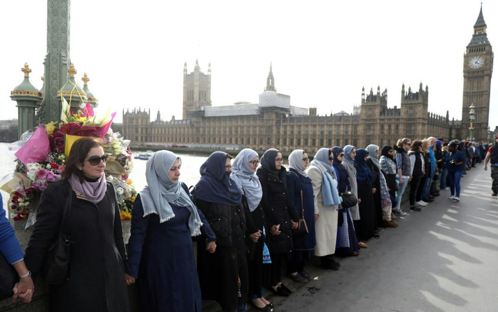 Menschenkette auf der Westminister Bridge in London
