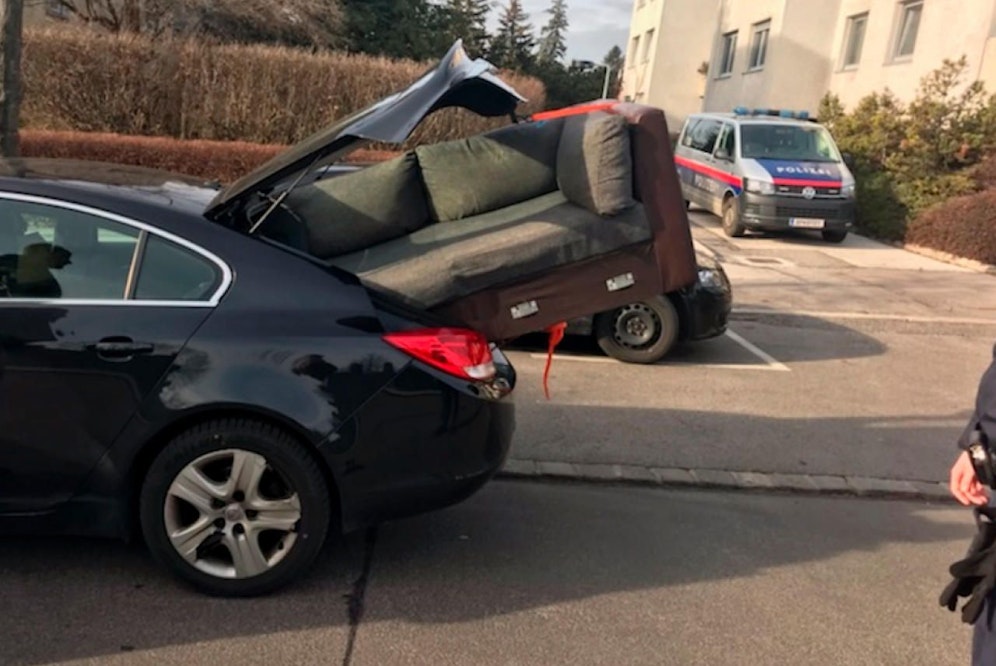 Der Lenker transportierte eine Couch, die viel zu weit aus dem Fahrzeug ragte.