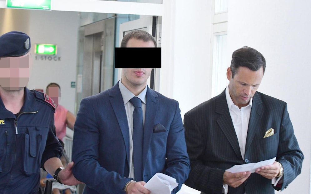 Der Beschuldigte wird in Handschellen in den Gerichtssaal geführt. 