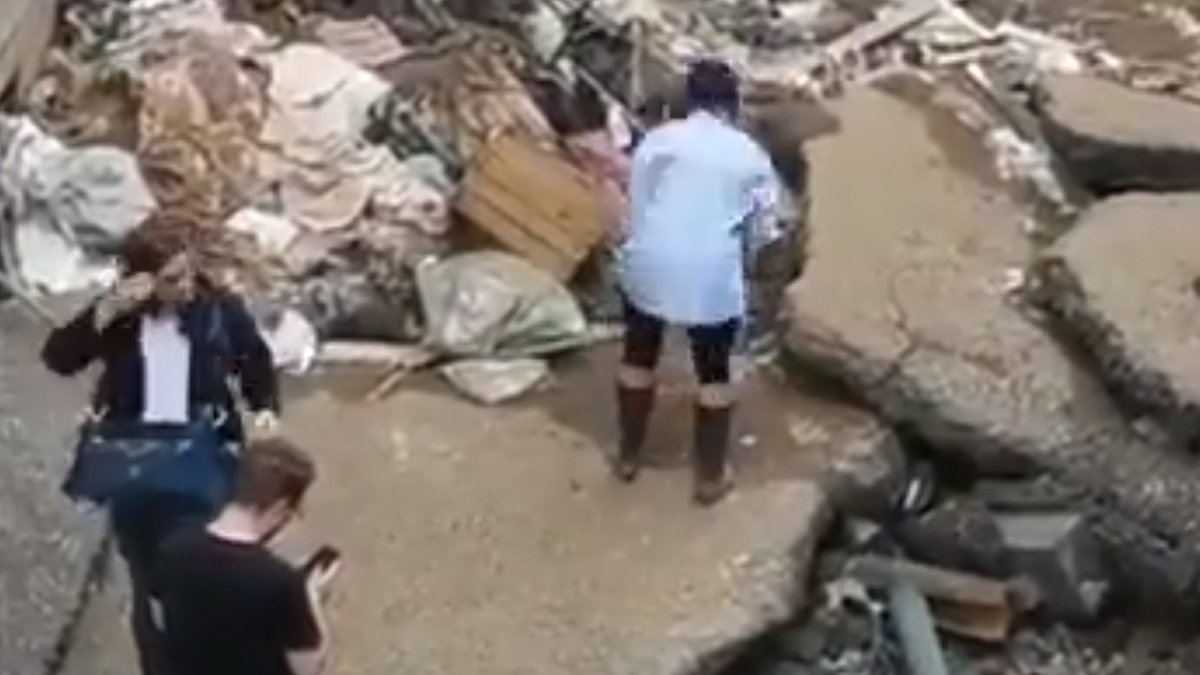 Auf Aufnahmen eines Twitter-Users ist zu sehen, wie sich RTL-Moderatorin Susanna Ohlen mit Schlamm beschmiert. 