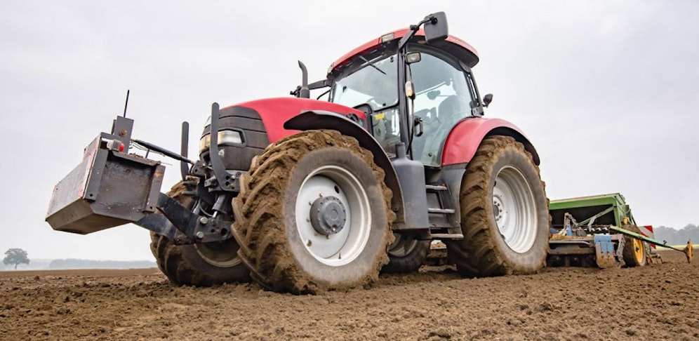 Die Frau stürzte mit einem Traktor über einen Hang und zog sich tödliche Verletzungen zu