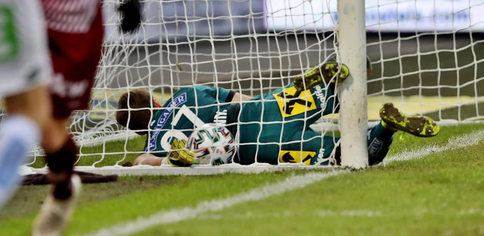 Sturm-Goalie Siebenhandl machte beim 1:1-Ausgleichstreffer keine glückliche Figur. 