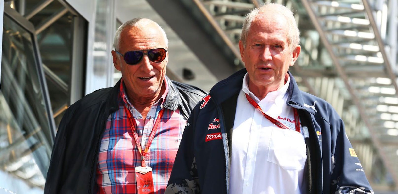 Red-Bull-Motorsportchef Helmut Marko im Gespräch mit dem Boss des Unternehmens, Dietrich Mateschitz (links).